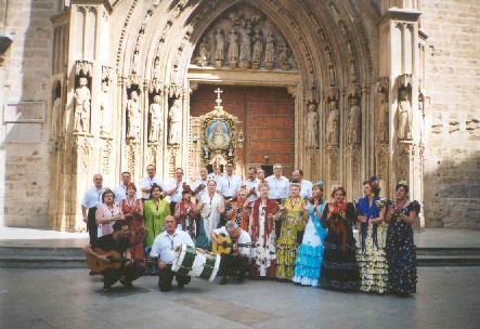 CORO DE LA HERMANDAD DEL ROCO DE VALENCIA EN LA PUERTA DE LOS APOSTOLES DE LA CATEDRAL.